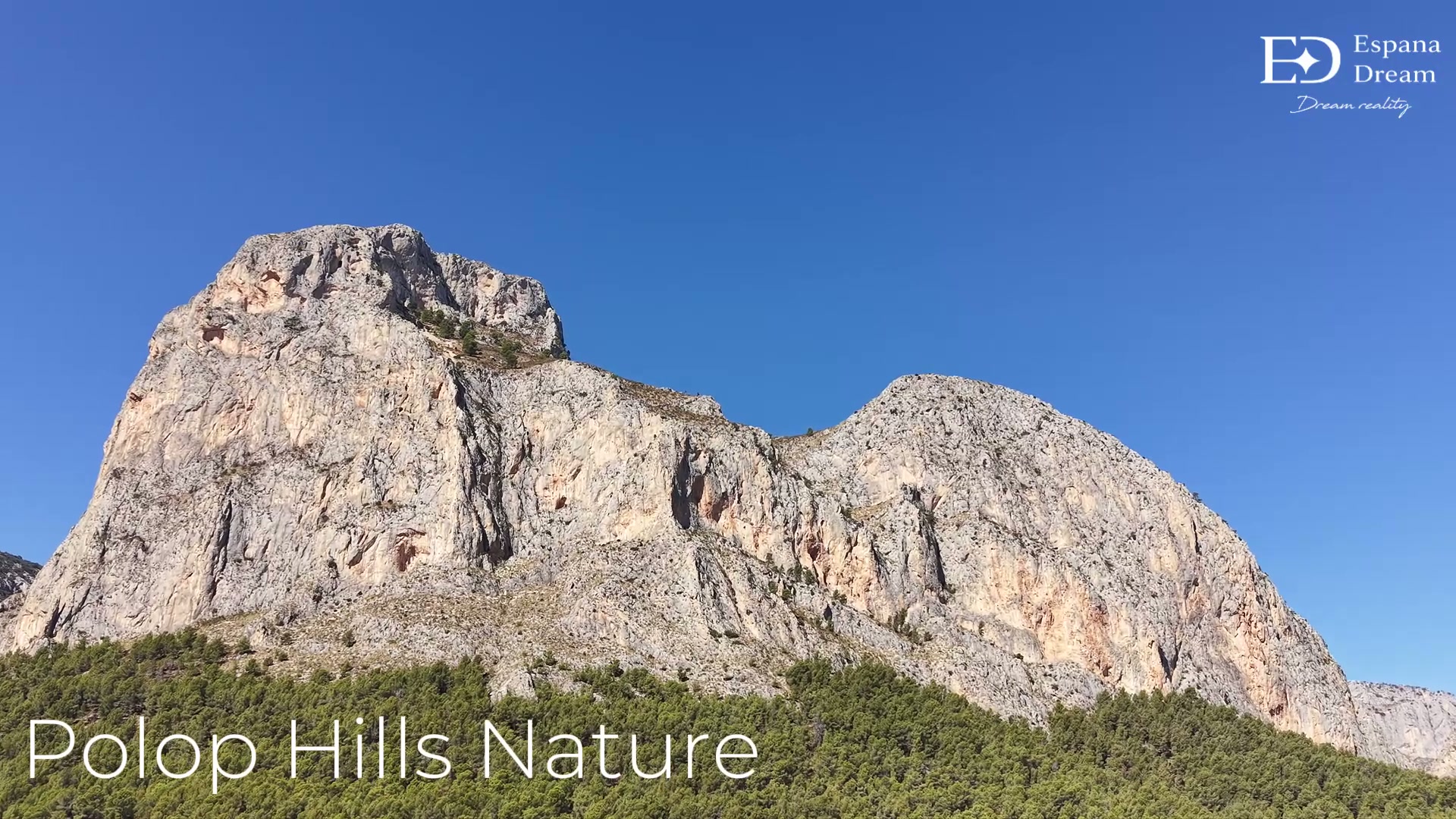 Dronový pohľad na Polop Hills Nature a okolitú krajinu